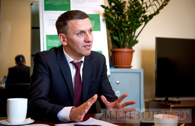 Директор Держбюро розслідувань Роман Труба: Яка була б реакція, якби дружині директора ФБР, яка живе з двома малолітніми дітьми, дзвонили протягом дня, погрожували? Дзвонили вночі… 03
