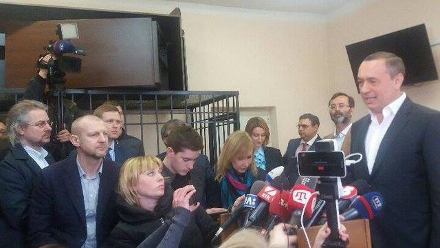 Мартыненко отпустили на поруки народных депутатов 02 Мартыненко отпустили на поруки народных депутатов 02