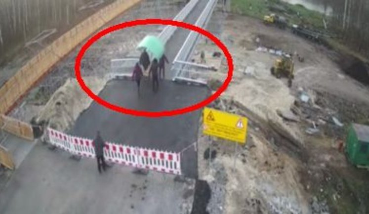 "Громадяни ЛНР" вкрали лавочку біля нового моста в Станиці Луганській і віднесли її на окуповану територію. ВIДЕО камер спостереження
