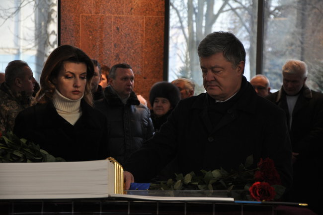 Порошенко: На вышке ДАПа будет развиваться украинский флаг, который киборги поднимали под пулями и снарядами 26