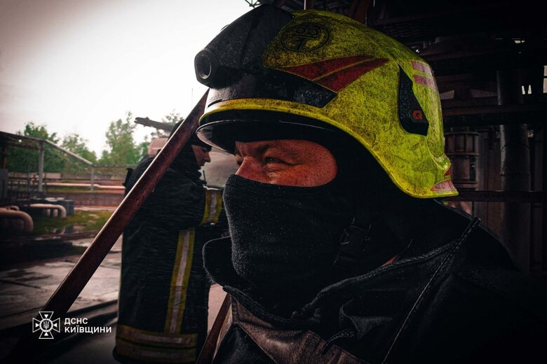 Сотні рятувальників вже півтори доби гасять пожежу після удару РФ по Київщині