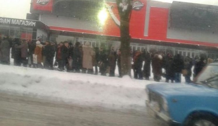 "It’s Russian World, Baby!": Queue of Thousands In Donetsk Waiting for Food Rations. PHOTOS