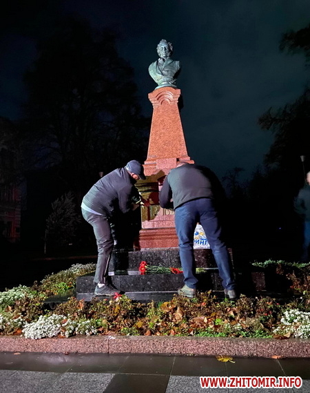 В Житомире был демонтирован памятник Пушкину. Мэр Сухомлин хочет отдать его россиянам по обмену 01