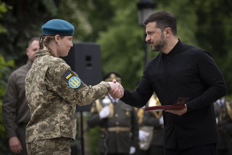 Зеленский наградил военных