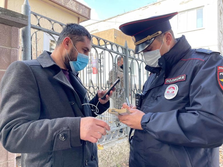 В Симферополе оккупанты задержали 21 крымского татарина во время суда по делу Красногвардейской группы Хизб ут-Тахрир 07
