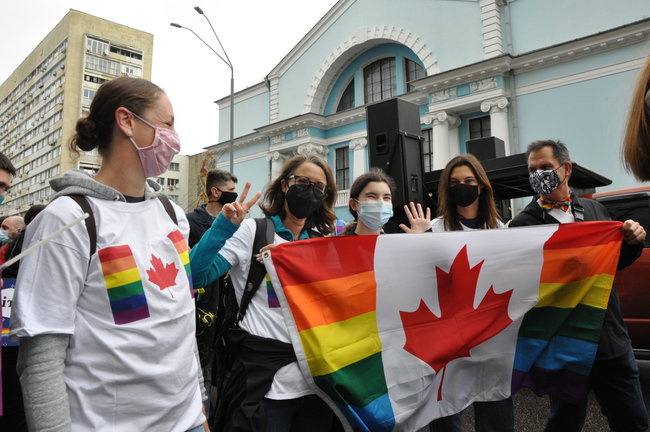 Руху ЛГБТ-маршу намагалася перешкодити жінка, яка лягла на асфальт і кричала про перетворення хлопчиків на геїв 47