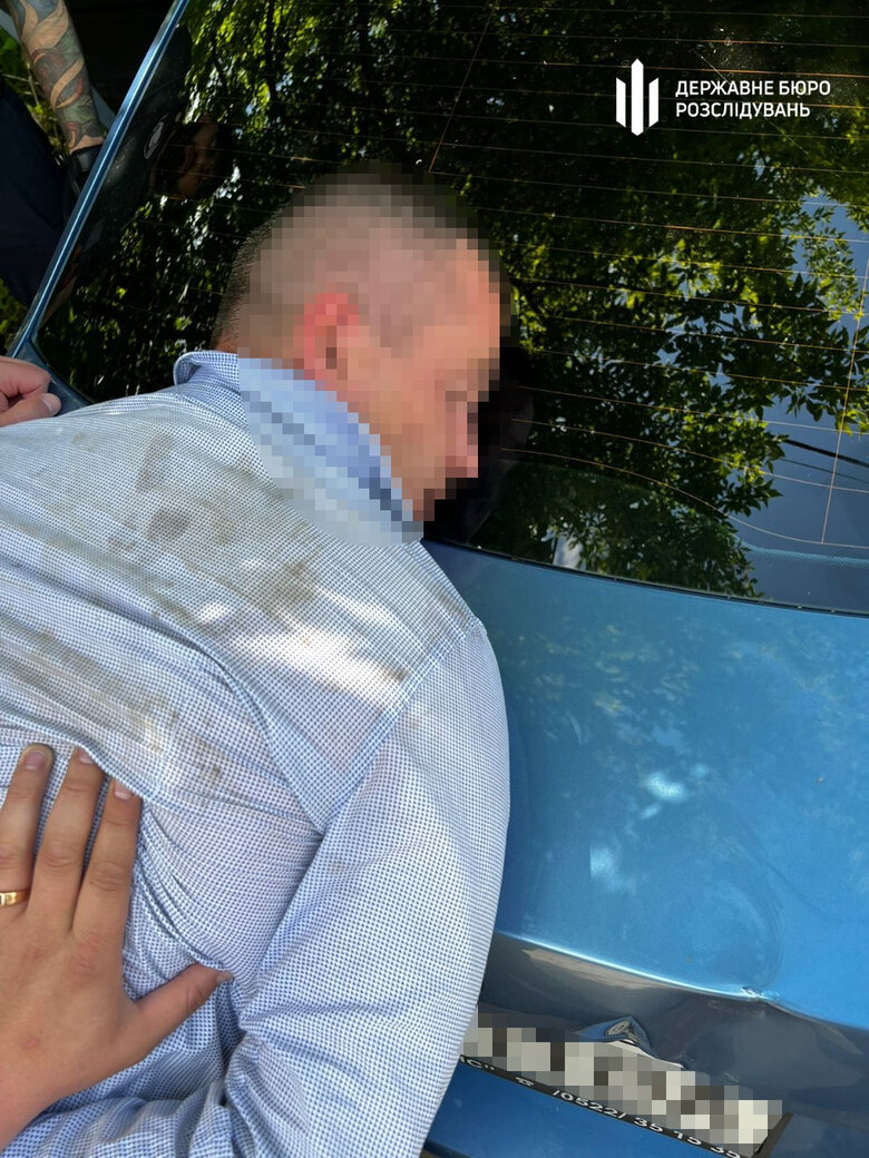 У Кропивницькому депутат від ОПЗЖ під кайфом вчинив бійку з правоохоронцями. У нього знайшли наркотики та зброю 02