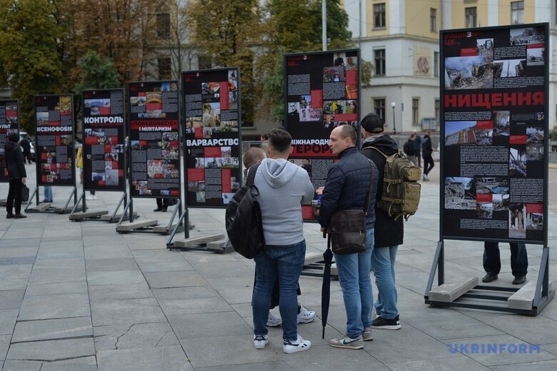 Уличную выставку Рашизм – это... открыли в Киеве 12
