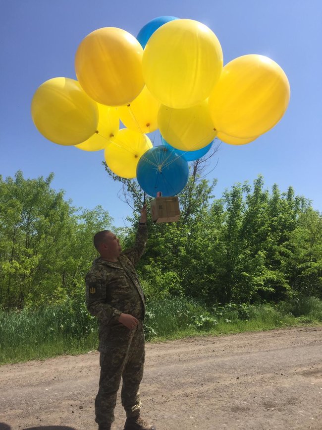 Помни, кто ты: українські військовослужбовці та волонтери відправили на окупований Донбас тисячі листівок на повітряних кулях 02