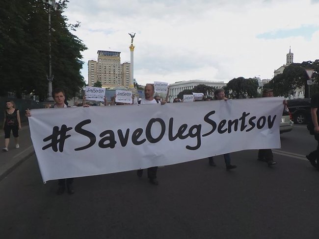 Участники акции Free Sentsov пикетировали посольства Франции и Германии с требованием к Меркель и Макрону лично подключиться к освобождению украинца 02
