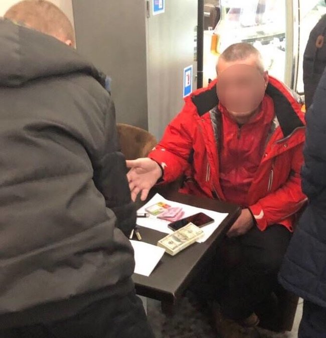 Председатель садоводческого товарищества, требовавший взятку за выделение земли, задержан в Киеве при получении 15 тыс. долл. 01