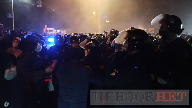 Под Шевченковским судом - столкновения с полицией 07