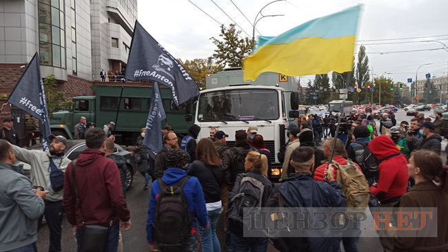 Учасники акції на підтримку Антоненка намагалися перешкодити виїхати машині із заарештованим з подвір’я суду 12 Учасники акції на підтримку Антоненка намагалися перешкодити виїхати машині із заарештованим з подвір’я суду 12