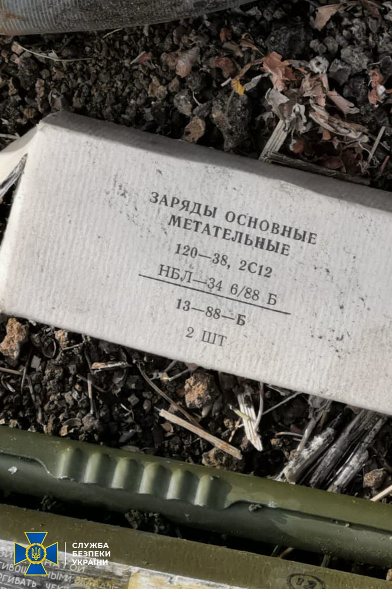 15 кг вибухівки, протитанкові міни і гранатомет: СБУ виявила в Херсоні та на Донеччині схрони з бойовими засобами ураження 06