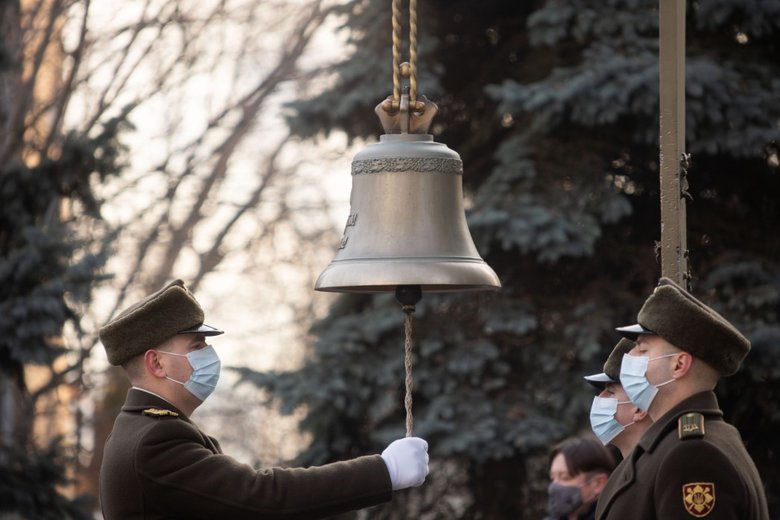 Зеленський вшанував память полеглих захисників Донецького аеропорту 05
