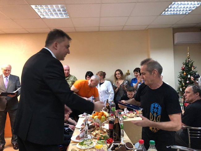 Загороднюк и Кривонос поздравили раненых бойцов в Ирпенском госпитале 01 Загороднюк и Кривонос поздравили раненых бойцов в Ирпенском госпитале 01