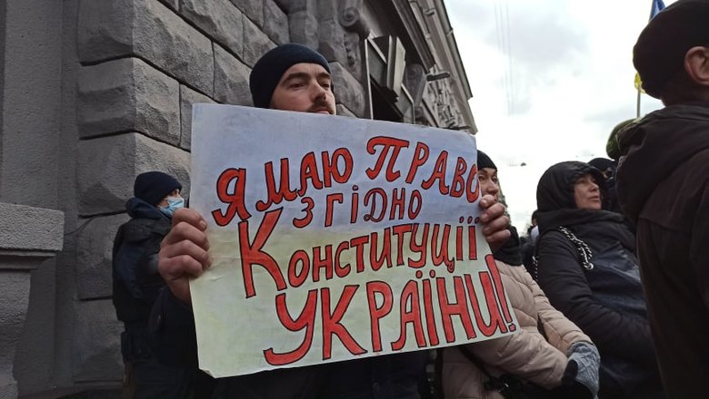 В Києві протестували антивакцинатори: QR-коди на плакатах ведуть на сайт Єдиної Росії 57