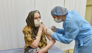 Ежегодная прививка от коронавируса эффективнее, чем частые ревакцинации, - глава Pfizer Бурла
