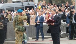 Порошенко: Агресору краще згадати пораду Маяковського - "Товарищ москаль, на Украину шуток не скаль". ФОТОрепортаж (оновлено)