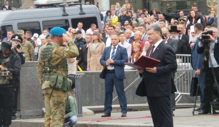 Порошенко: Агресору краще згадати пораду Маяковського - "Товарищ москаль, на Украину шуток не скаль". ФОТОрепортаж (оновлено)