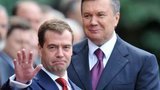 Янукович с Медведевым закрылись от посторонних глаз в "Горках"
