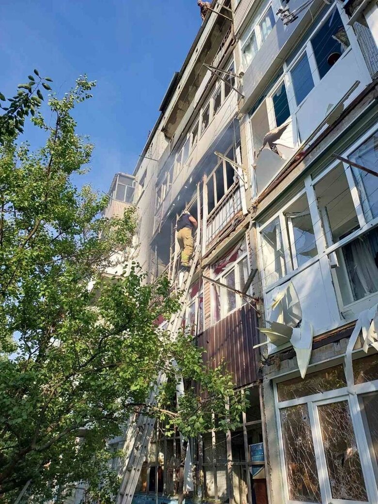 В результате вражеского обстрела горела пятиэтажка в Бахмуте, - ГСЧС 01 В результате вражеского обстрела горела пятиэтажка в Бахмуте, - ГСЧС 01