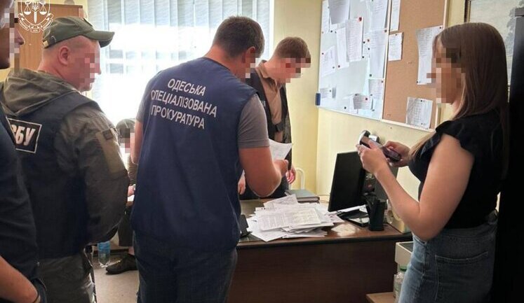 Организовывали фиктивную службу "мертвых душ" и получили 7,7 млн грн выплат: о подозрении сообщено 4 офицерам