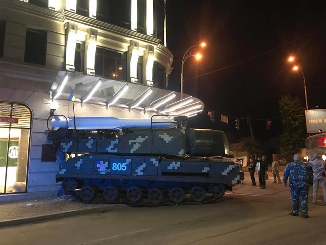 ЗРК Бук під час руху Києвом врізався в бізнес-центр 01