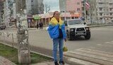 Жінка з українським прапором в окупованому маріуполі