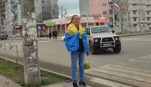 Жінка з українським прапором вийшла на вулицю окупованого Маріуполя. ВІДЕО+ФОТО