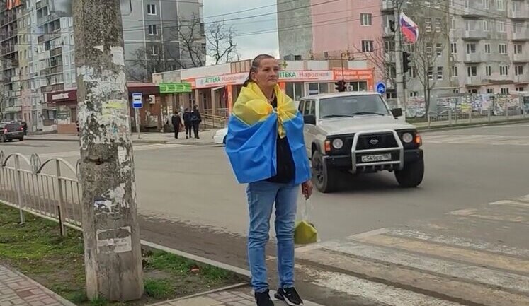 Жінка з українським прапором вийшла на вулицю окупованого Маріуполя. ВІДЕО+ФОТО
