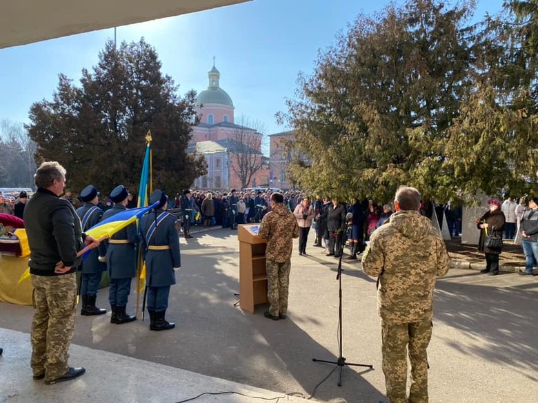 На Вінниччині попрощалися із загиблим внаслідок російського обстрілу воїном 56-ї ОМПБр Денисом Кононенком 04