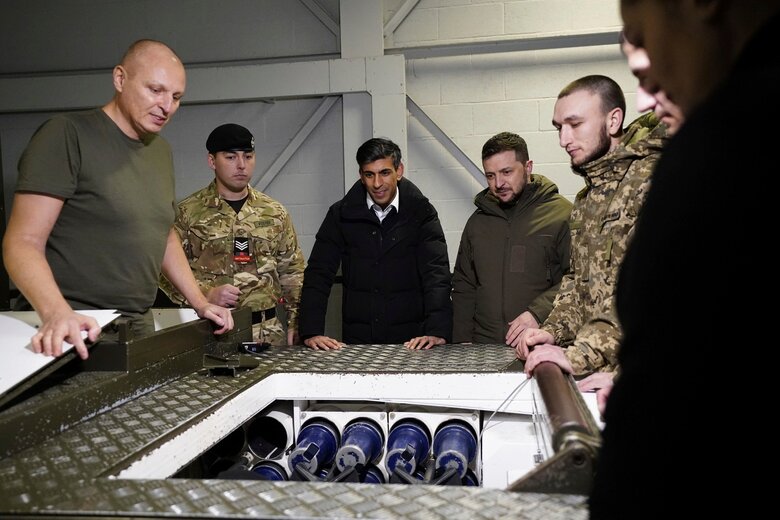 Zelenskyi and Sunak visit Ukrainian military training to drive Challenger 2 tanks 09