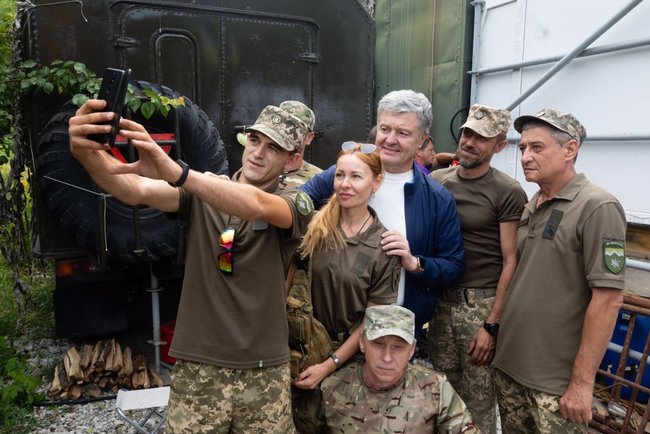 В 7-ю годовщину освобождения ряда городов Донбасса Порошенко посетил Карловку: Наши воины остановили Путина и сохранили Украину 02