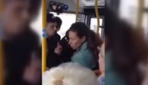 "Я тебе е#ало сейчас разъе#у! Х#ли ты русских толкаешь?!"- російськомовна пасажирка ризького автобуса відмовляється платити за проїзд. ВІДЕО