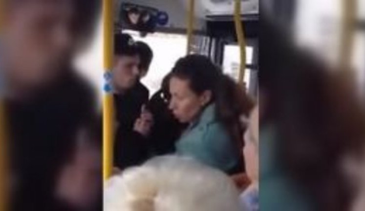 "Я тебе е#ало сейчас разъе#у! Х#ли ты русских толкаешь?!"- російськомовна пасажирка ризького автобуса відмовляється платити за проїзд. ВІДЕО