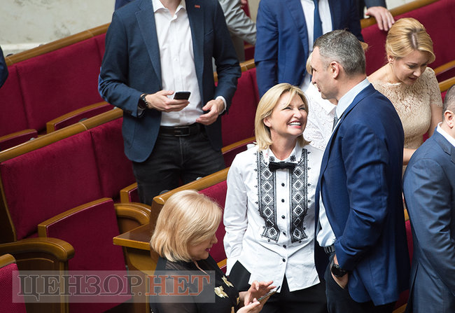Зеленский с булавой, отвернувшийся Порошенко, Савченко в медалях, смеющиеся Луценко и Грицак, - инаугурация шестого Президента Украины Зеленского 12