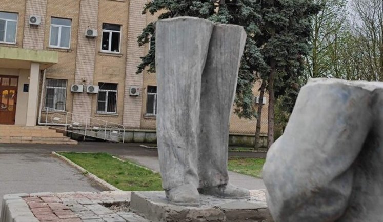 В Геническе рашисты вывесили советское знамя и восстановили памятник Ленину. ФОТО