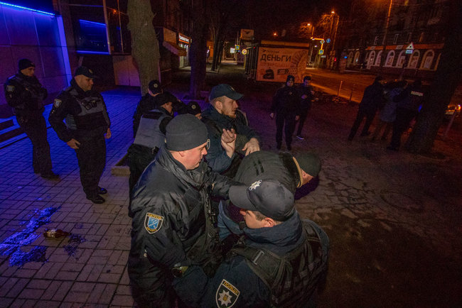 Группа молодых людей напала на инкассаторов в Днепре 02
