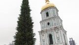 На Софійській площі в Києві встановили 27-метрову новорічну ялинку. ФОТО