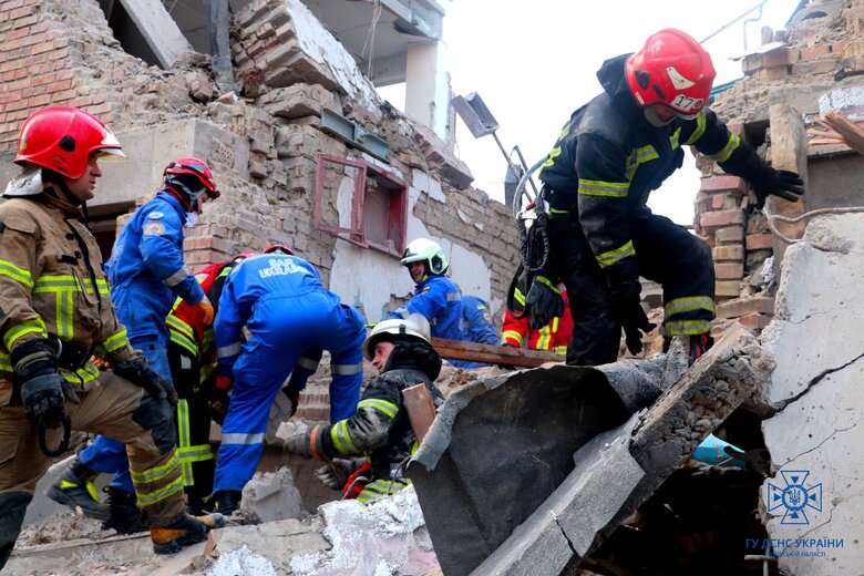 Жертв атаки на Ржищів вже 9. Розбір завалів завершили 15 Жертв атаки на Ржищів вже 9. Розбір завалів завершили 15
