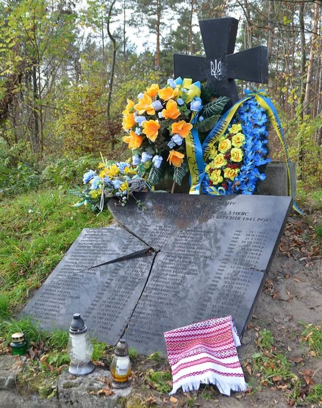 Вандали в Польщі знищили плиту на могилі воїнів УПА 02