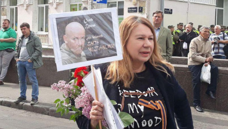 В Киеве за георгиевскую ленту задержали мать погибшей регионалки Бережной. ФОТО