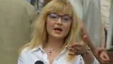 Журналистка пытается записать часть сюжета возле Украинского Дома: "Дядя! Дядя, уйди из кадра! Это пиз#ец!". + ВИДЕО.