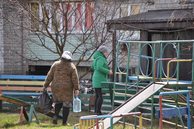Розбомблені будинки, школа, бібліотека, вирви на дорогах та потрощені автомобілі: наслідки російської окупації в Макарові 23