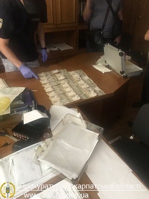 Співробітника карного розшуку затримано на Закарпатті під час одержання 11,5 тис. грн хабара, - прокуратура 02 Співробітника карного розшуку затримано на Закарпатті під час одержання 11,5 тис. грн хабара, - прокуратура 02