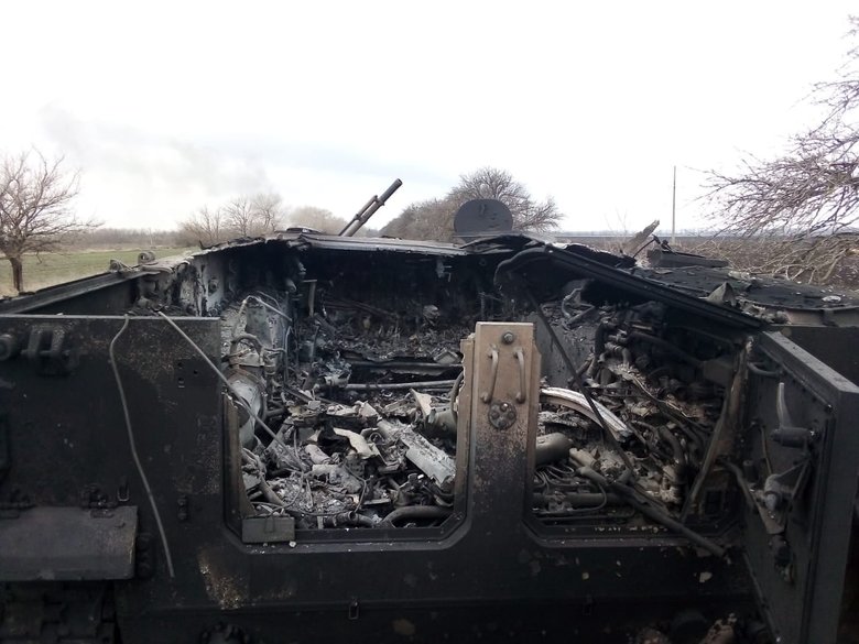 Воїни 128-ї бригади знищили російський БМП-3 та захопили у полон російського десантника 02 Воїни 128-ї бригади знищили російський БМП-3 та захопили у полон російського десантника 02