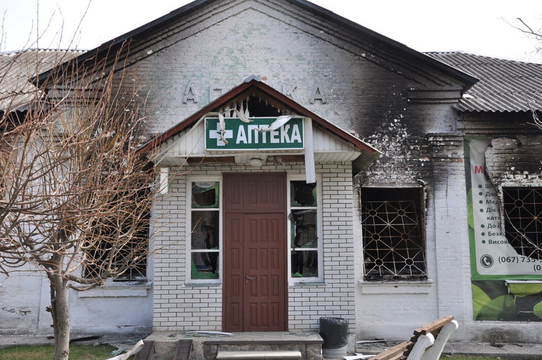 Розбомблені будинки, школа, бібліотека, вирви на дорогах та потрощені автомобілі: наслідки російської окупації в Макарові 06