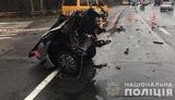 Автомобиль разорвало в ДТП в Киеве, погибла женщина, - Нацполиция. ФОТОрепортаж