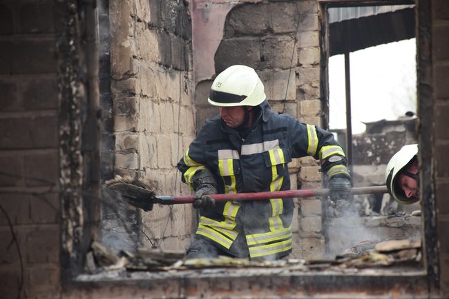 На Луганщині через пожежі перекрито рух у Станицю Луганську, - поліція 09 На Луганщині через пожежі перекрито рух у Станицю Луганську, - поліція 09